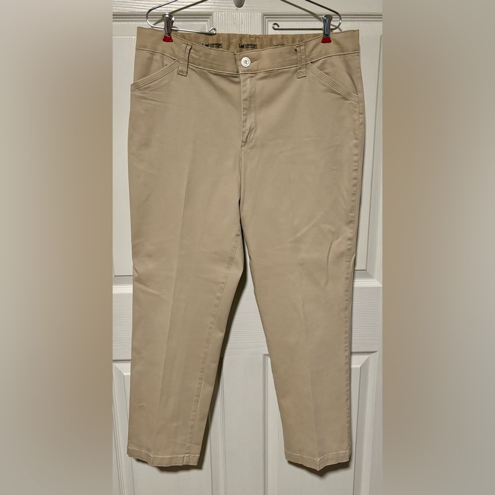 Lee’s Brand Comfort Fit Waistband Khaki Pants Size 14 Short